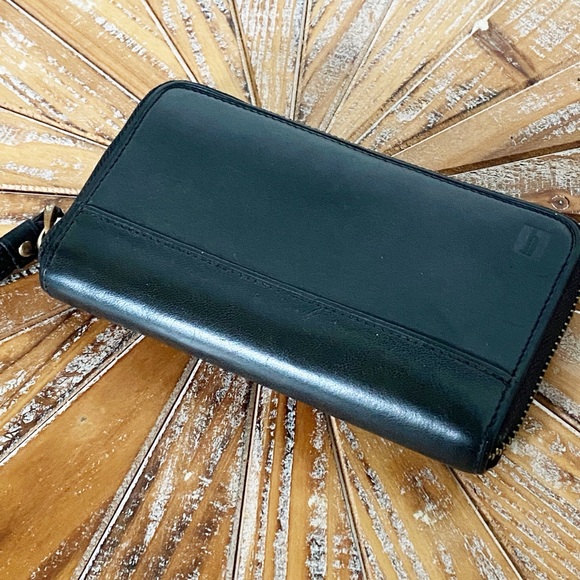 Used Hartmann Genuine Leather Zip up Mini Wristlet Walet in Black - Picture 3 of 4